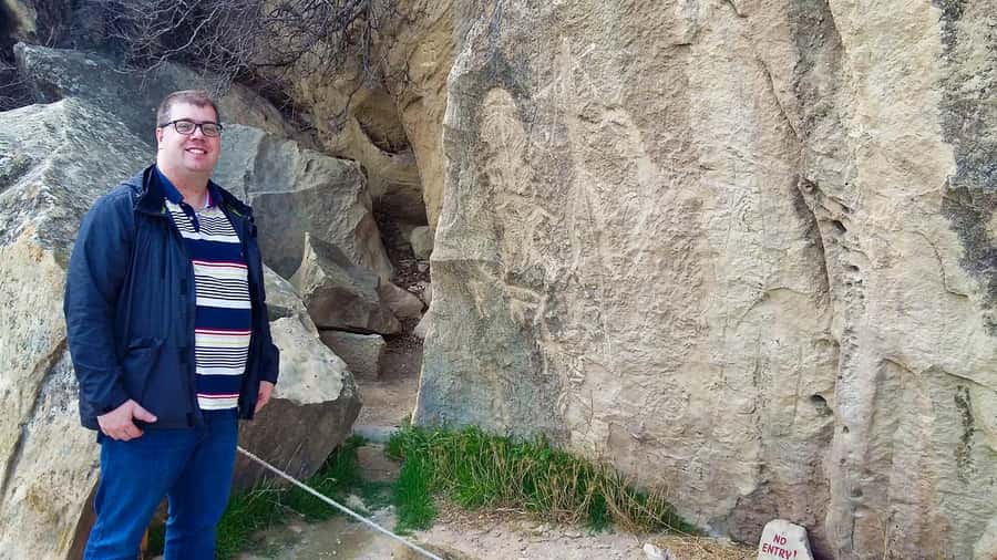 4-hr Gobustan & Mud Volcanoes Tour (Tickets Included) - Reading the ancient carvings in the national park
