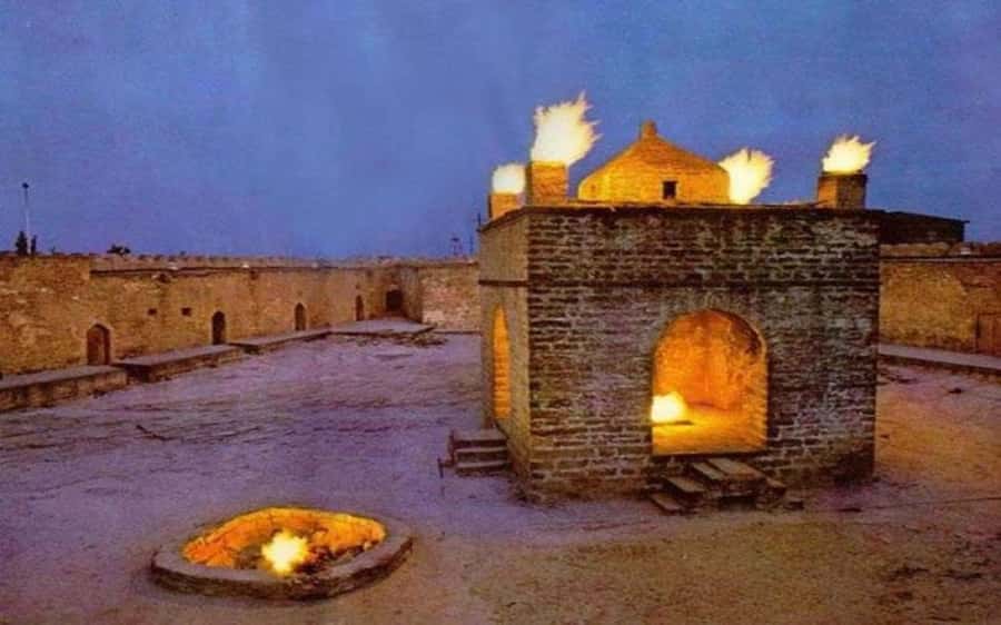 Ateshgah Fire temple and Burning mountain tour - Ateshgah Fire Temple in 30 minutes