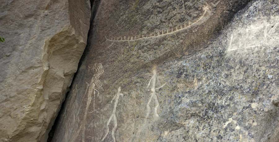 Azerbaijan: 4 days bestseller package - Gobustan: rocks, mud volcanoes, and early human marks