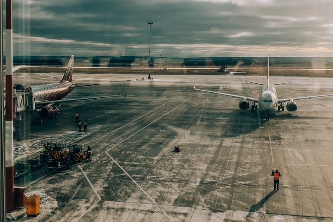 Baku Airport Private Transfer Service - Communication, flight delays, and the meeting point