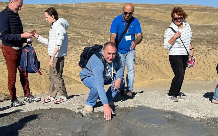 Baku: Gobustan & Absheron Group Tour + Lunch & Tickets inc - A quiet Caspian viewpoint before lunch