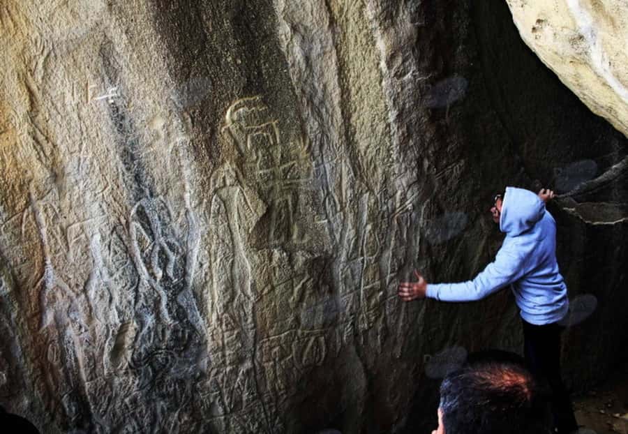 Baku: Gobustan/Absheron guided tour with lunch and tickets - Yanar Dag, where the ground burns