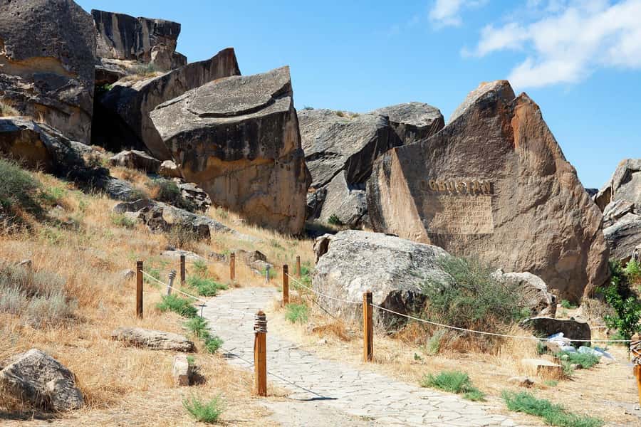 Baku: Gobustan/Absheron guided tour with lunch and tickets - Guides, languages, and the group experience