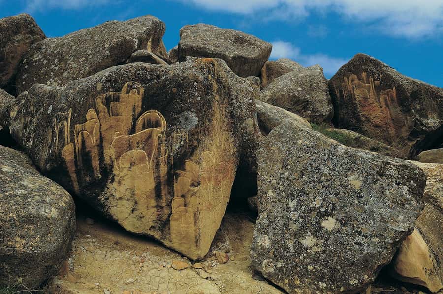 Baku: Gobustan/Absheron guided tour with lunch and tickets - What the price really gets you