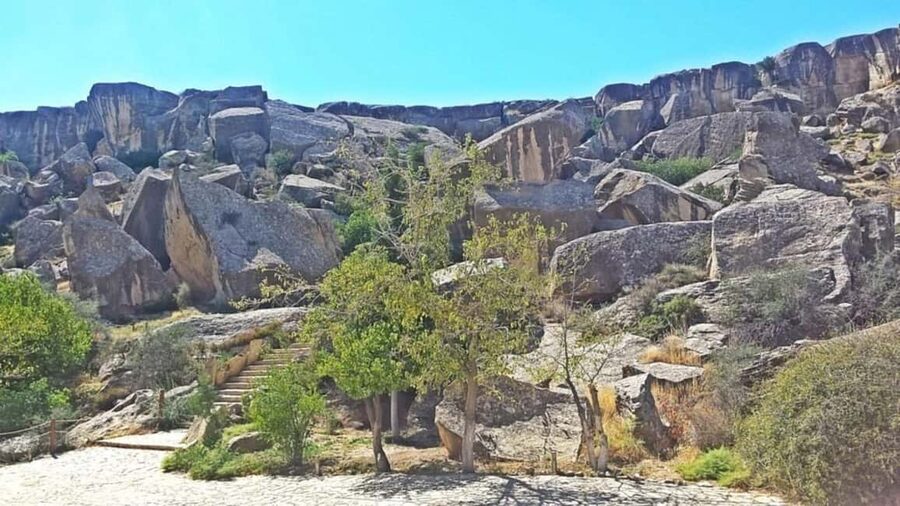 Baku: Gobustan-Absheron Tour with Hotel PICK UP and DROP OFF - Guides, transport, and the rhythm of the day