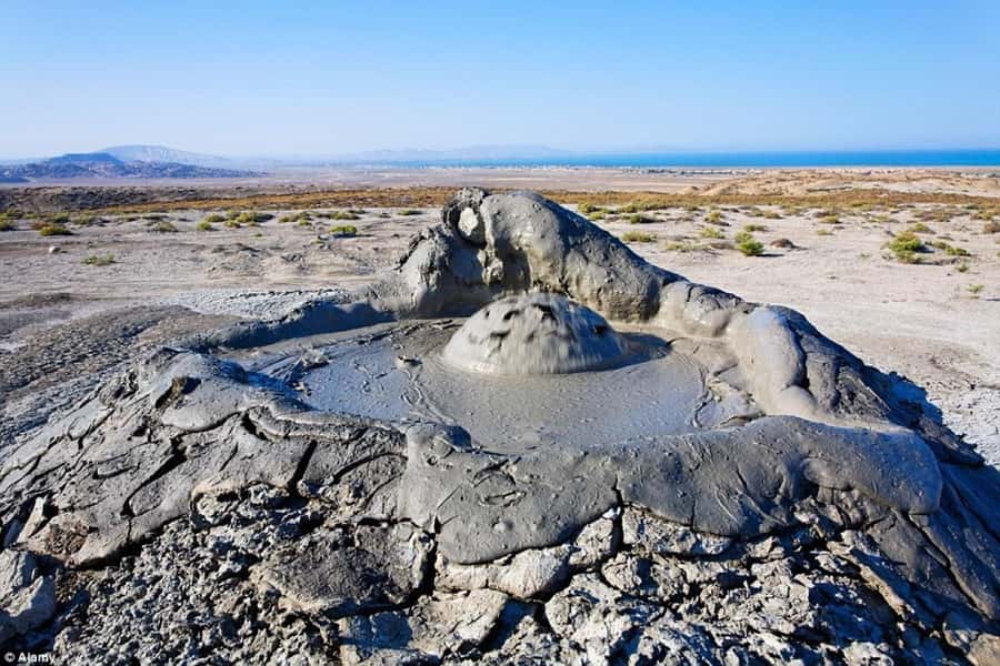 Baku:Gobustan Mud Volcanoes Temple & Entry tickets included - Ateshgah Fire Temple at sunset