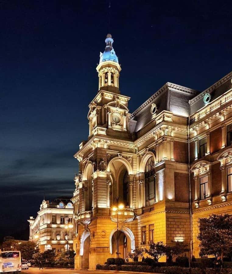 Baku Historical and modern tour in 2-3 hours+FREE Night tour - Guides are the strongest part of the experience