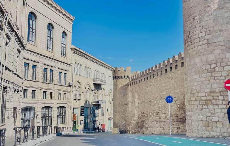Baku: Inner City Walking Tour. - The House with a Chain and the Two-Storeyed Caravanserai