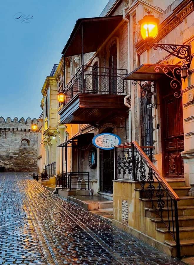 Baku: Light-Up Baku Walking Evening Tour - 8 pm: Meeting the Flame Towers up close