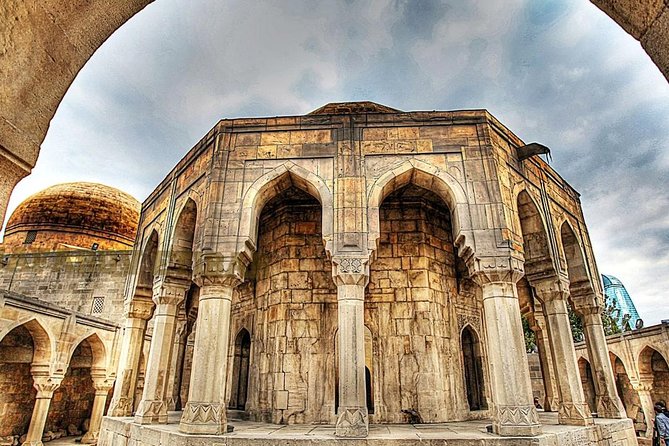 Baku: Old City Walking Tour - Starting among cafés and city life at Fountain Square