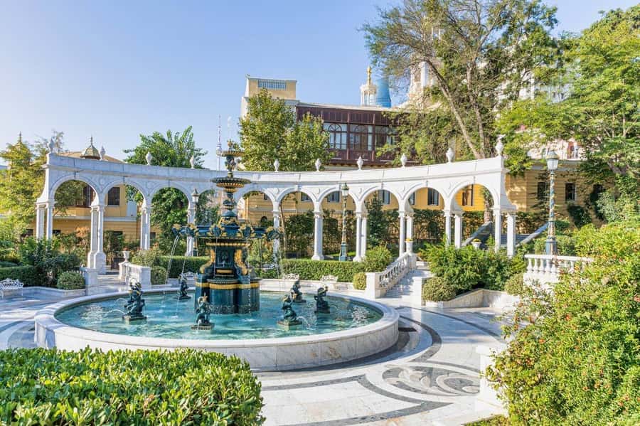 Baku: Stunning Walking Tour of Historical and Modern City - What the guide adds to the experience
