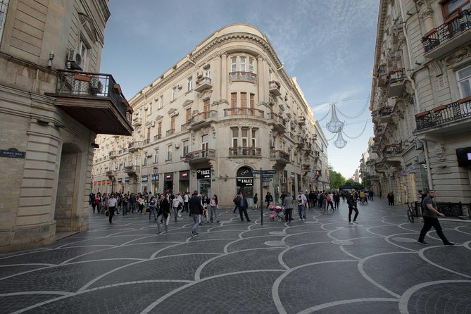 BAKU WALKING tour with the best STREET FOOD and DRINK tasting - The local street-food stop and the praised doner