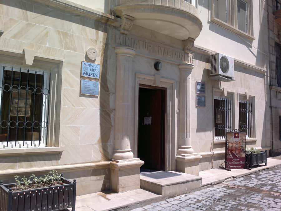 Best of Baku: 4-Hour City Tour Historic and Modern Landmarks - Entering the UNESCO-listed Old City