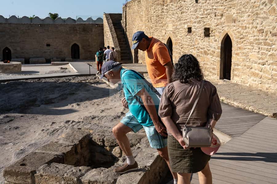 From Bakü: Sightseeing - Ateshgah - Yanardag - Gobustan - Lunch, admissions, and the real price
