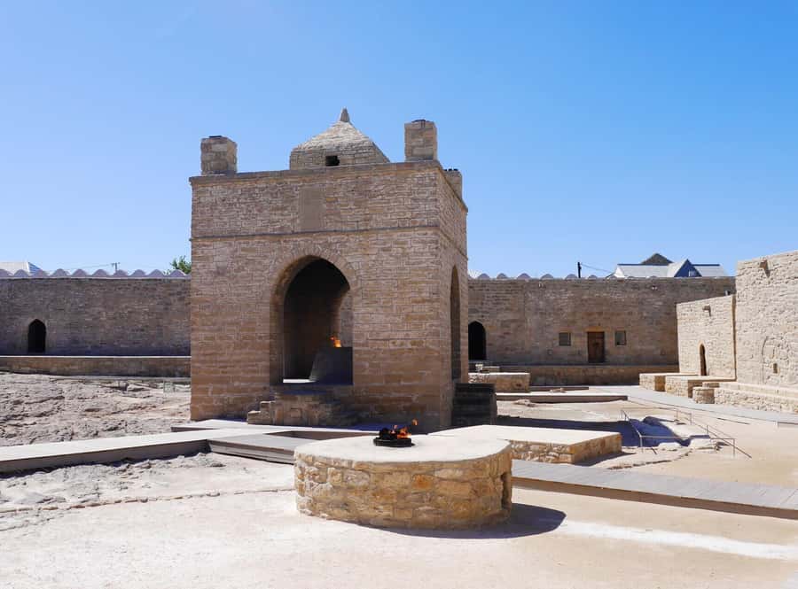 From Baku: Yanar Dag, Gobustan and Absheron Day Trip - The mud volcanoes and the 30 AZN Soviet SUV ride