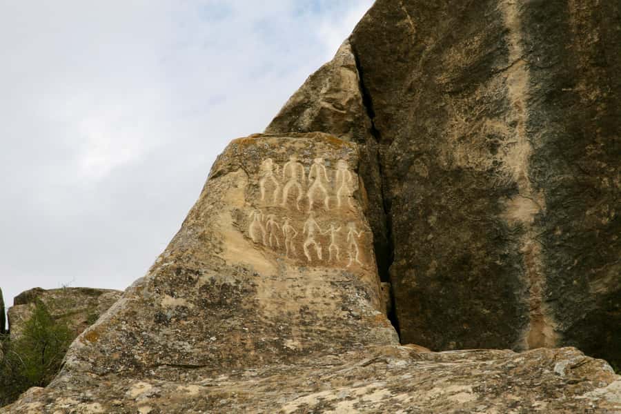 Gobustan and Fire temple Tour with Italian speaking guide - A lunch break at a local restaurant